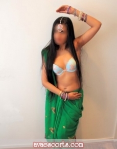 Escort Raveena