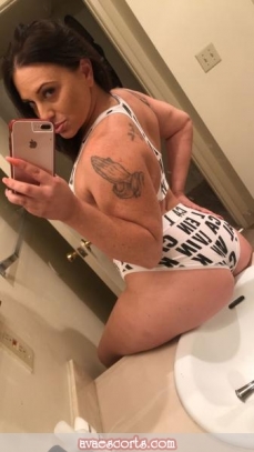 Escort Naudia Sky